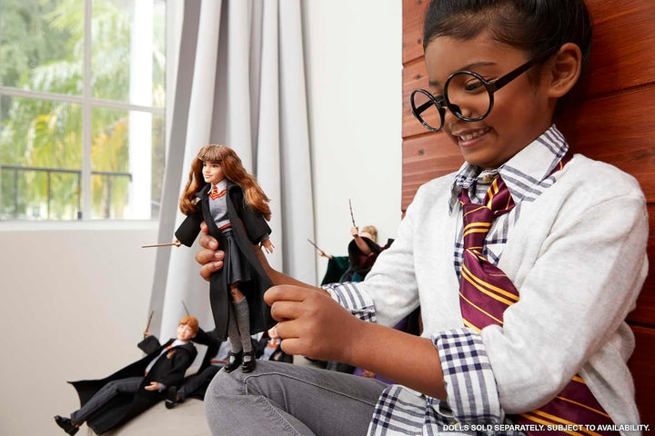 HARRY POTTER Hermione Granger - uniformă Hogwarts, halat Gryffindor și baghetă personalizată pentru fani și colecționari, 11 articulații pentru lupta împotriva lui Voldemord, vârsta 6+, FYM51 Papusi Naty Shop