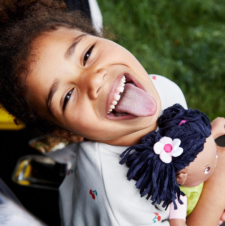 HABA 304576 - Păpușă Cari, 30 cm, Păpușă moale și textilă pentru copii de la 18 luni, Cu haine detașabile și păr lung Papusi Naty Shop