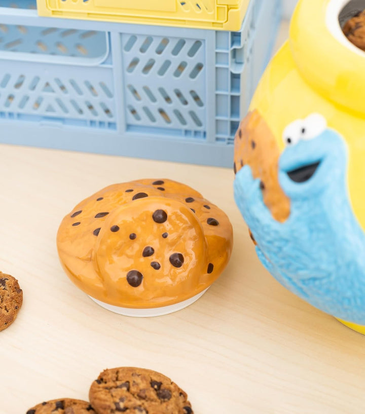 Grupo Erik borcan ceramic pentru biscuiți Sesame Street Cookie Monster - Borcan pentru biscuiți cu capac Mare 21.0 x 27.0 x 22.0 cm Borcan de depozitare cu capac Marfă oficială Sesame Street Cutii depozitare alimente Naty Shop