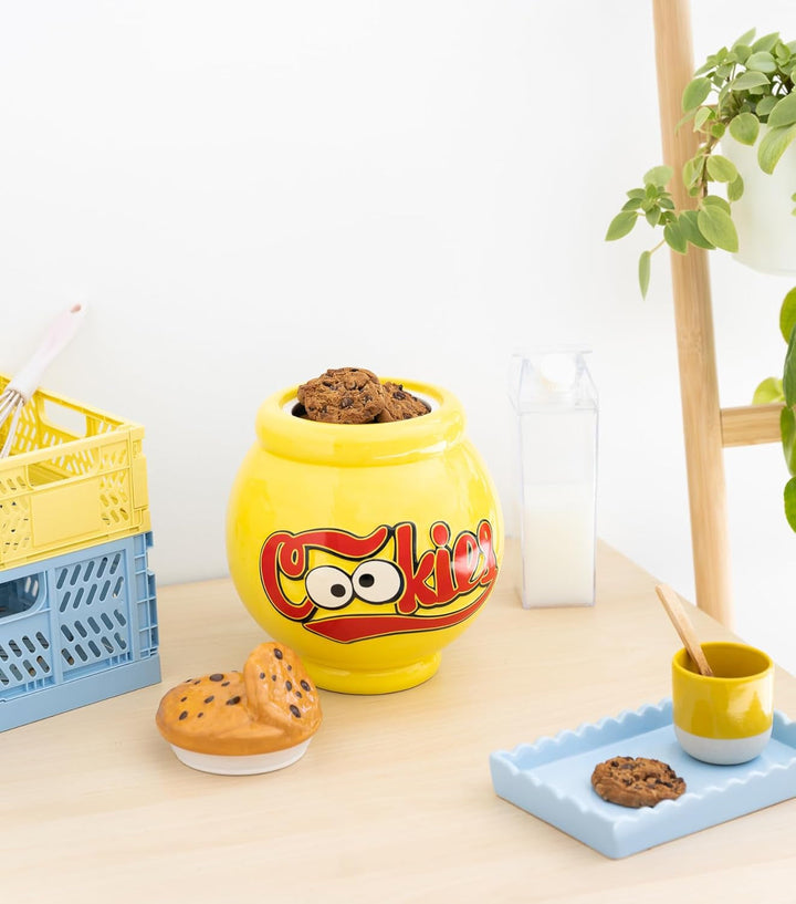 Grupo Erik borcan ceramic pentru biscuiți Sesame Street Cookie Monster - Borcan pentru biscuiți cu capac Mare 21.0 x 27.0 x 22.0 cm Borcan de depozitare cu capac Marfă oficială Sesame Street Cutii depozitare alimente Naty Shop
