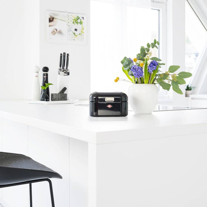 Coș pentru pâine Wesco Mini Grandy în culoarea roz, tablă de oțel acoperită cu pulbere, găuri de ventilație și mâner robust Cutii depozitare alimente Naty Shop