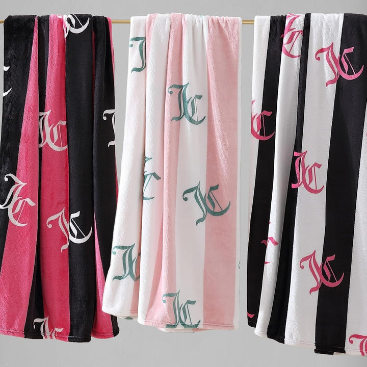 Juicy Couture Cabana Plush Throw Blanket, 127.7 X 178.8 Cm, pătură de lux din microfibră de pluș pentru confort maxim și căldură confortabilă Paturi si Cuverturi Juicy Couture