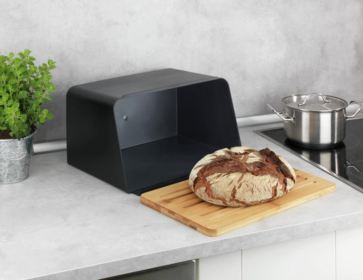 WENKO coș de pâine cu placă de bambus Kubo, depozitare versatilă a pâinii cu capac și placă de tăiere integrată din bambus, cutie de depozitare a alimentelor, depozitare durabilă a pâinii, 35 x 20,5 x 26 cm, negru/natură Cutii depozitare alimente Naty Shop